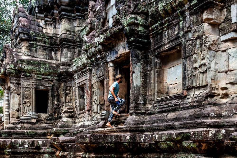 Un turista visita il tempio Chau Say Tevoda
